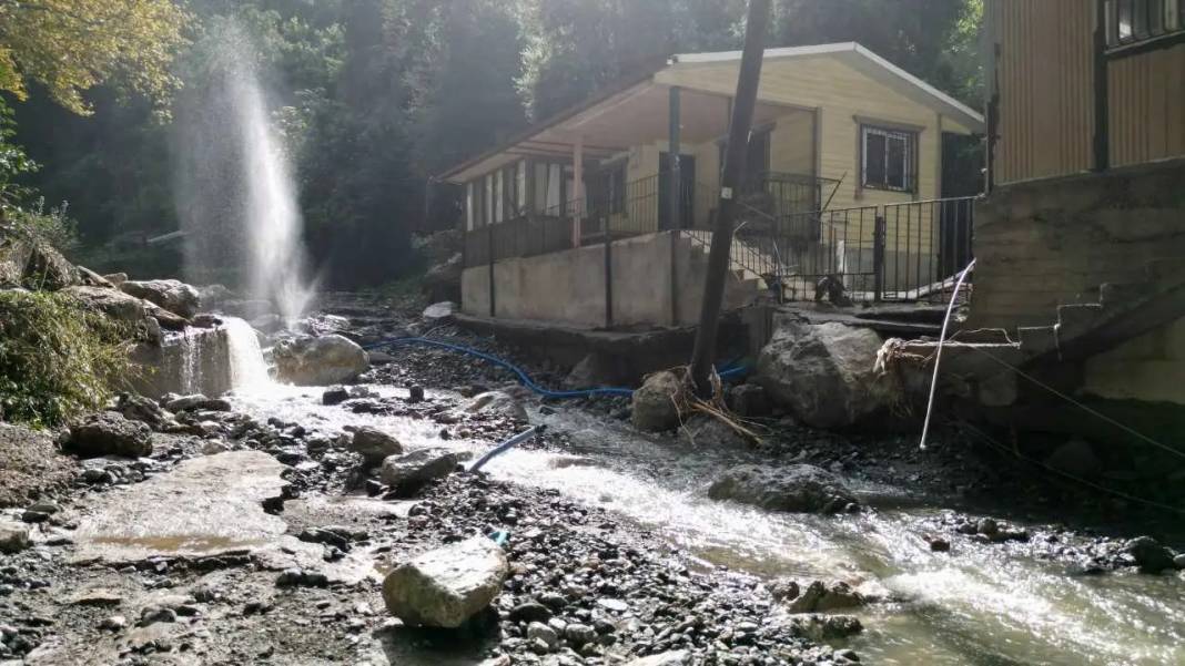 Hatay’da Sel Hayatı Felç Etti: Yollar Çöktü, Evler Hasar Aldı! 2